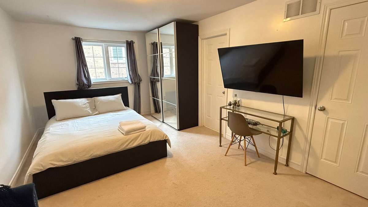 Hamilton House | Elegant & Cozy Designer Home in Meadowlands
