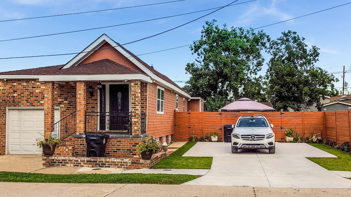 Florida House | Elegant Cozy Single Family Home 4BD 2BA Home & Gazebo 10 Min 4rm French Quarter