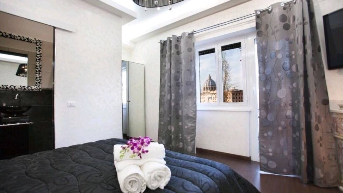 Quartiere XIII Aurelio Condo | Elegant Double Room with Balcony and Dome View