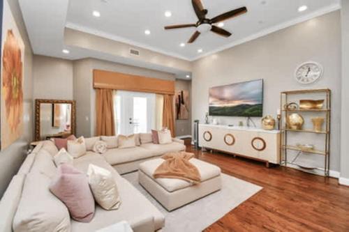 South Central Houston House | Elegant EaDo Escape