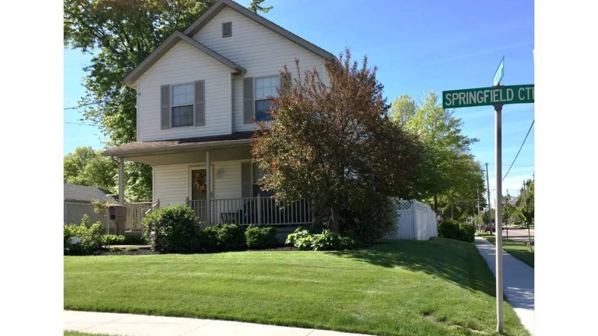 Akron House | Elegant Ellet Living