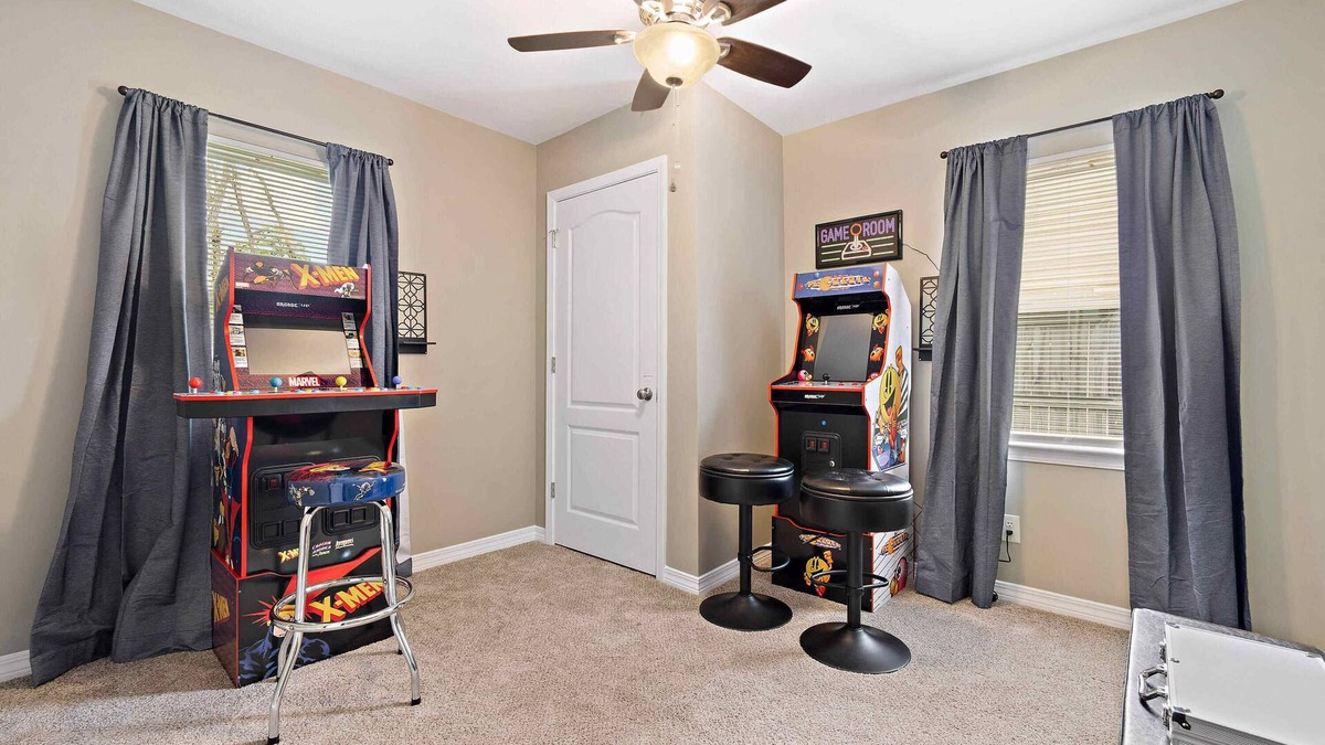 Mobile House | Elegant Escape, 4BR, Arcade Games, Stocked Kitchen, WiFi