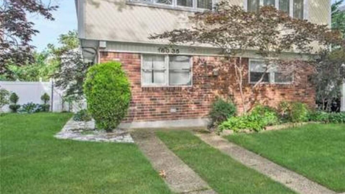 Queens House | Elegant Escape: Cozy, Spacious, by JFK