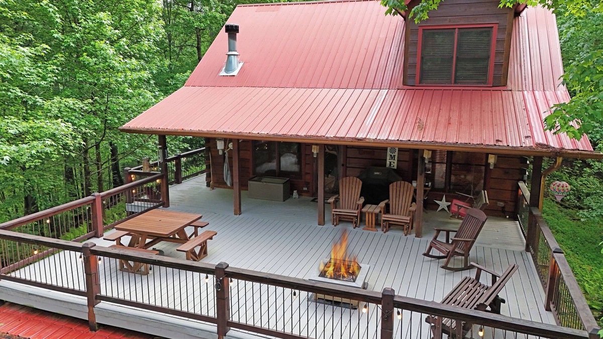 Cherry Log Cabin | Elegant Escape- Executive Log Cabin Rental- 3br/2ba- Firepit- Wifi
