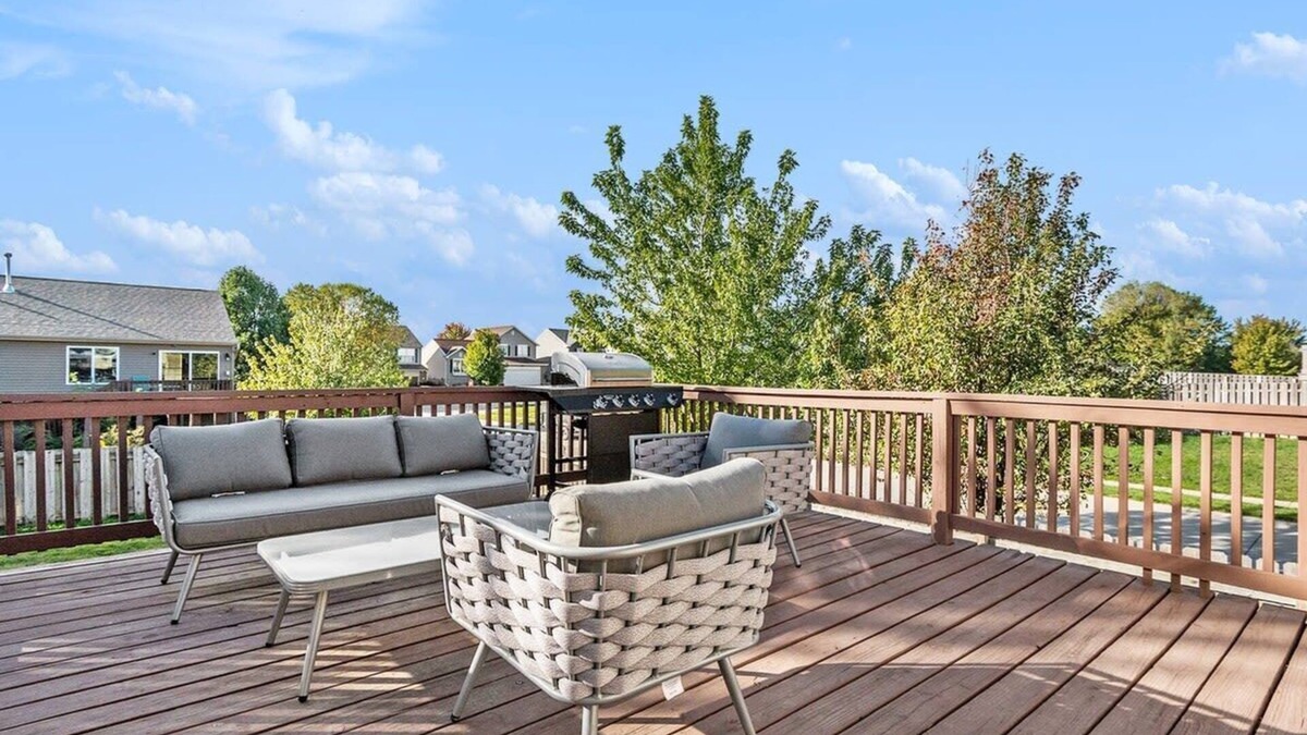 Millard House | Elegant Escape-Fenced Yard, BBQ & Cozy Fire Pit!