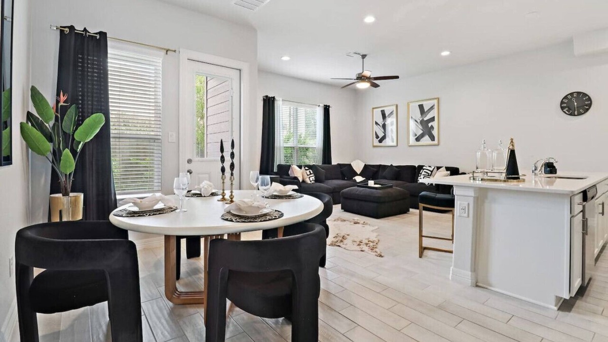 Spring Branch West House | Elegant Fall Home: Fast Wi-Fi - Memorial