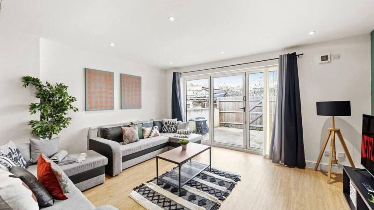 Staple Hill Apartment | Elegant Flat in Bristol - Sleeps 8