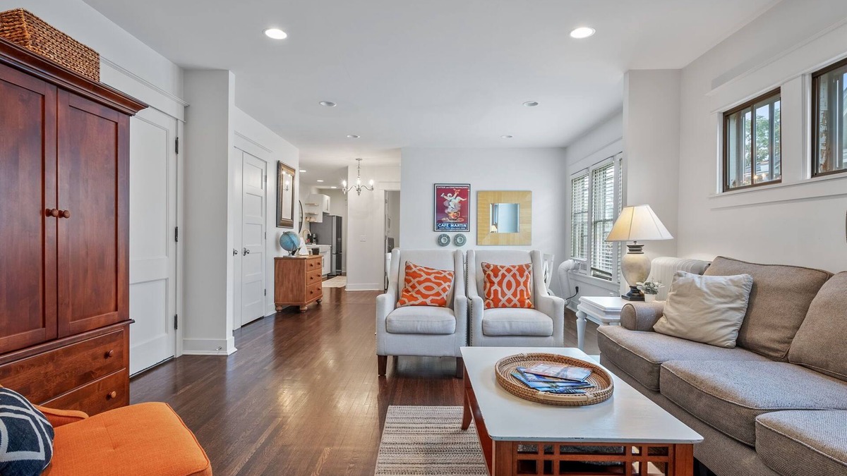 Union Park Apartment | Elegant Flat nestled right off-campus & free parking!