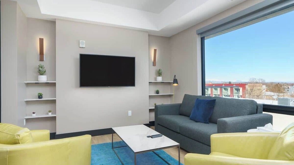 Berkeley Hotel | Elegant Flat on Tennyson Street w/Balcony + Rooftop Patio