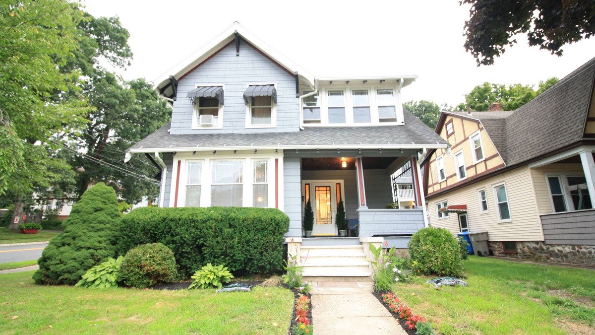 Bristol House | Elegant Historic Escape in Bristol CT with WiFi near Hospital and Shopping