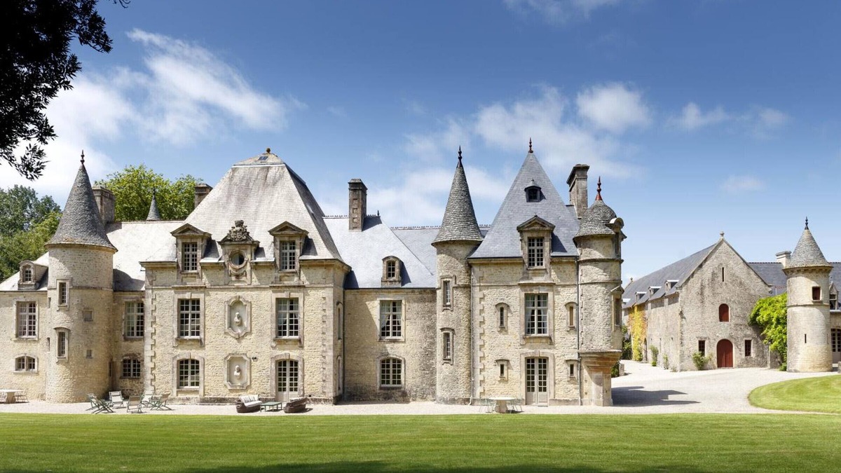 Yvetot-Bocage Cottage | Elegant historic castle with pool, tennis, and Wi-Fi in Yvetot-Bocage