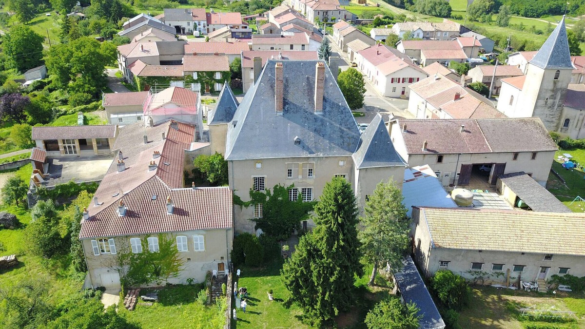 Euvezin Cottage | Elegant home at Euvezin Castle with garden and private parking