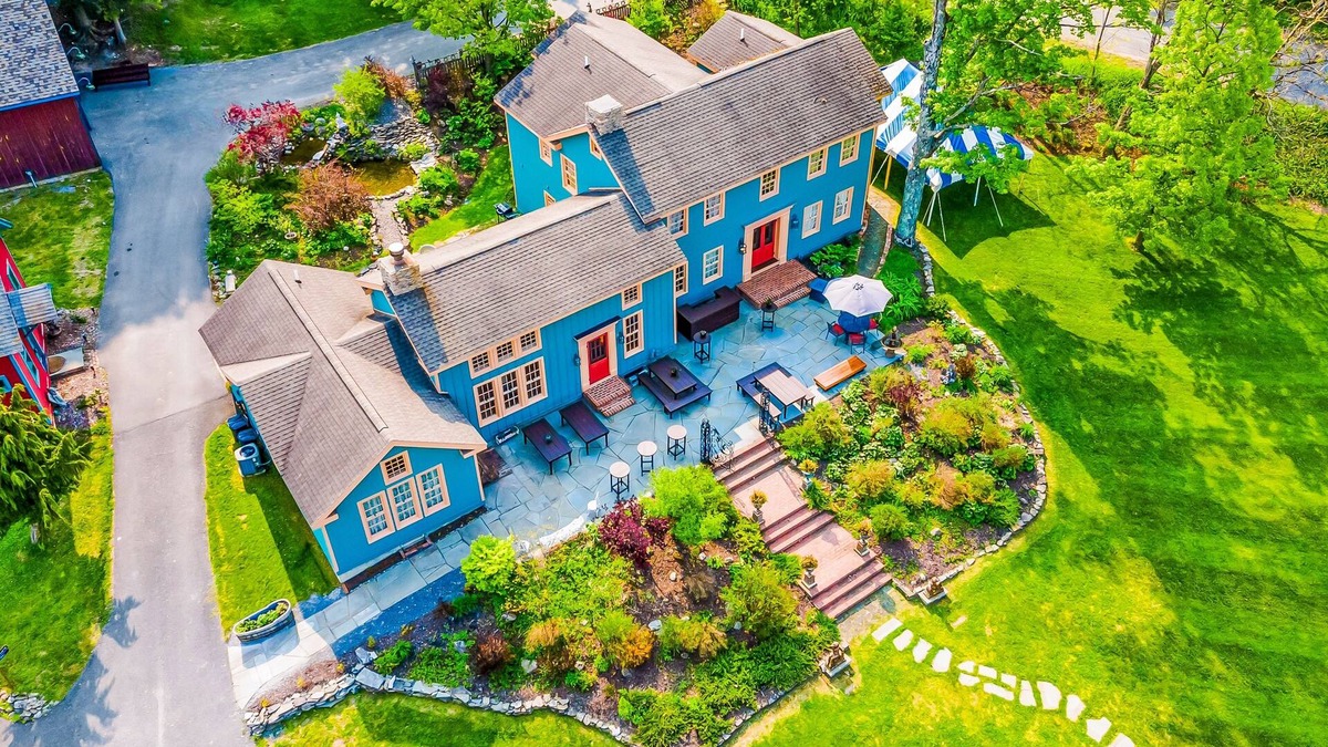 Franklin Springs Other | Elegant home with two living areas, a furnished patio, & wood fireplace