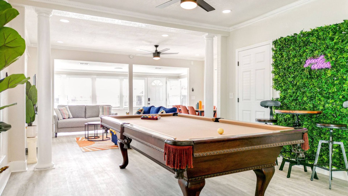 Clearwater House | Elegant House, 5 min from beach, Private Driveway, Fire Pit, Outdoor Patio!