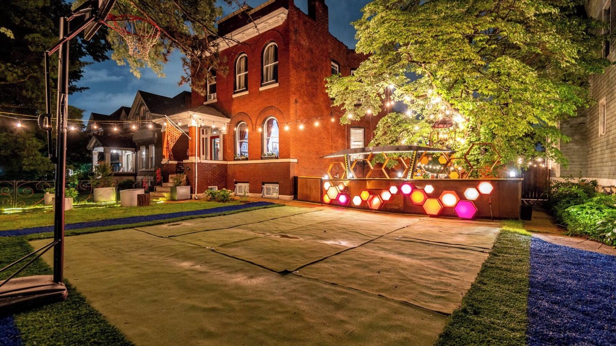 St. Louis House | Elegant house pool, sports, pizza & boat bar, business center, mini theater.