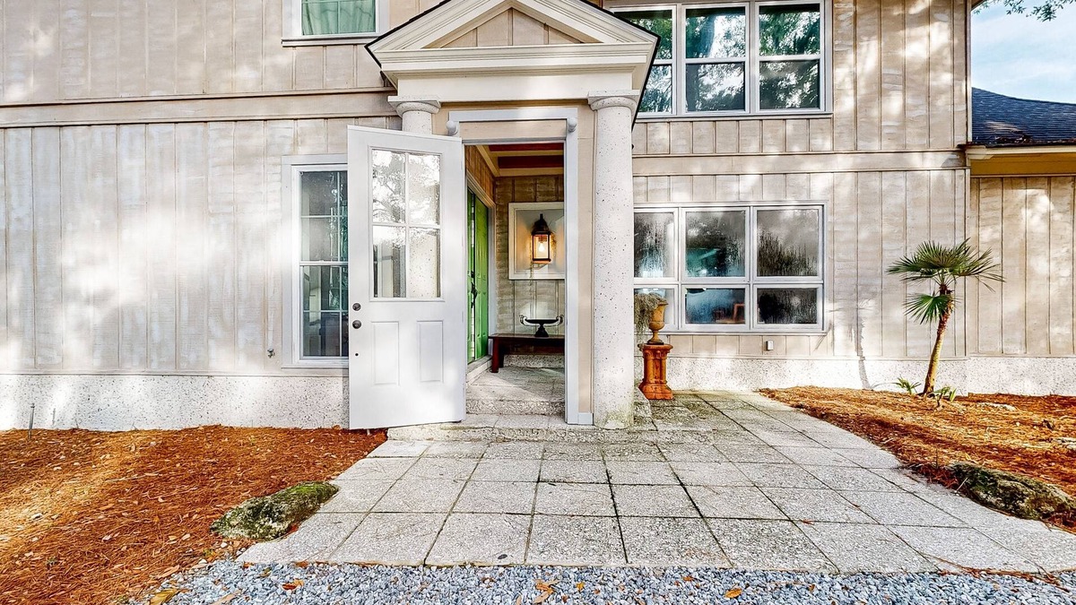 Epworth Acres House | Elegant house in St. Simons Island - two ponds, pool, & wood-burning fireplace