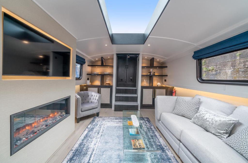 Limehouse Boat Rental | Elegant houseboat near Canary Wharf