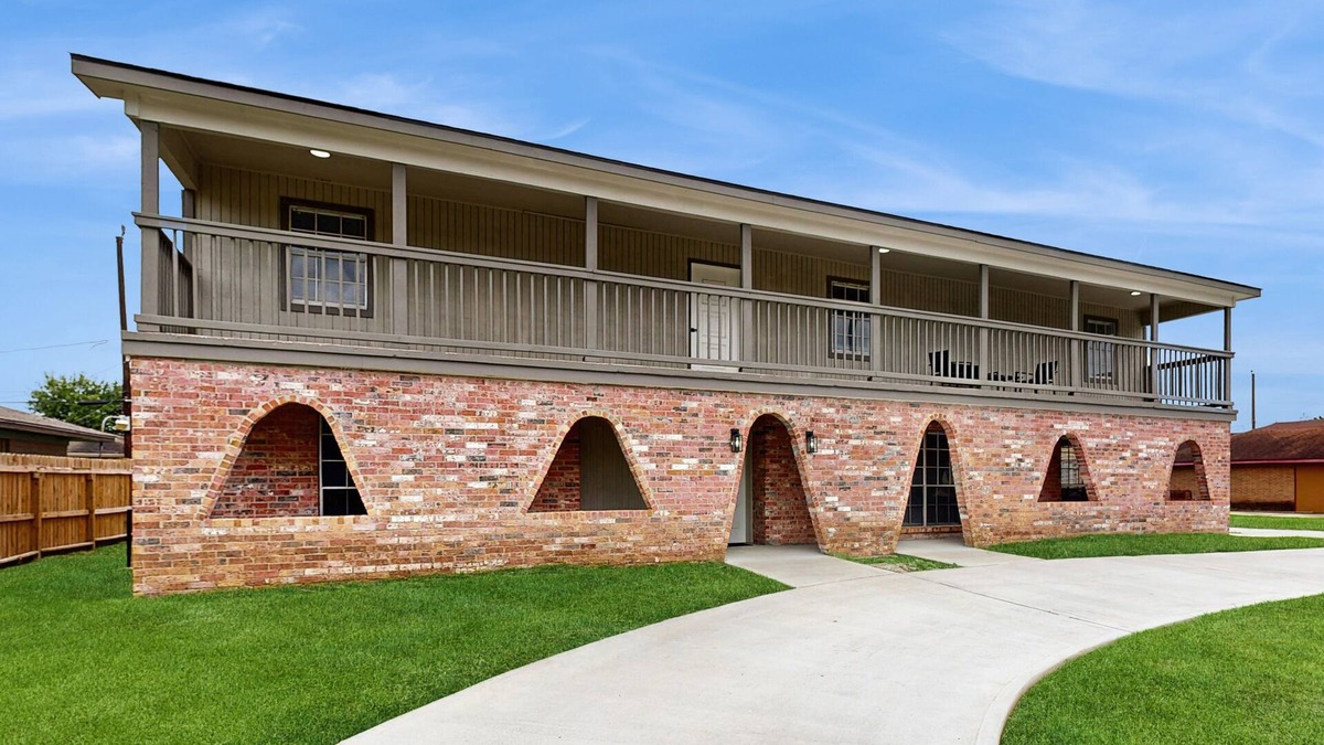 Southeast Houston House | Elegant Houston retreat with private gym, gourmet kitchen, and arcade