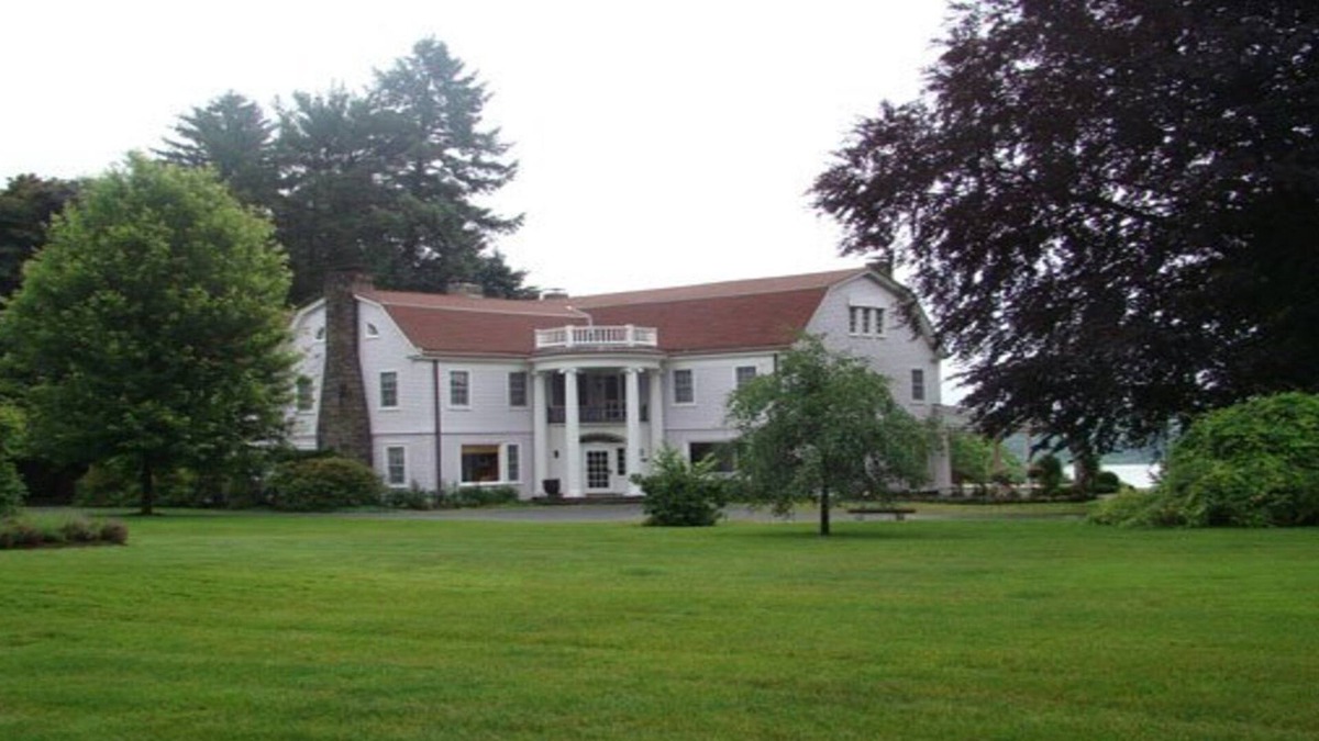 Saugerties House | Elegant Hudson River 12-acre Estate w/Amazing River Views & BeachnSleeps 14