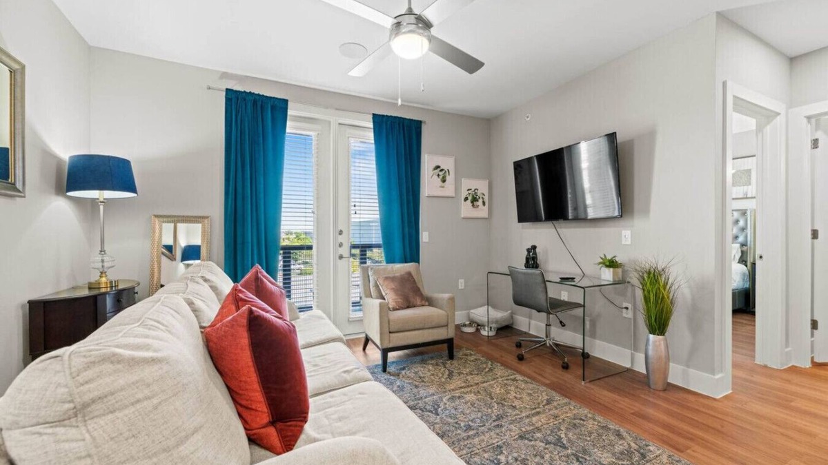 Fort Worth Apartment | Elegant King Bed Apt w/Pool + Gym + Free Parking
