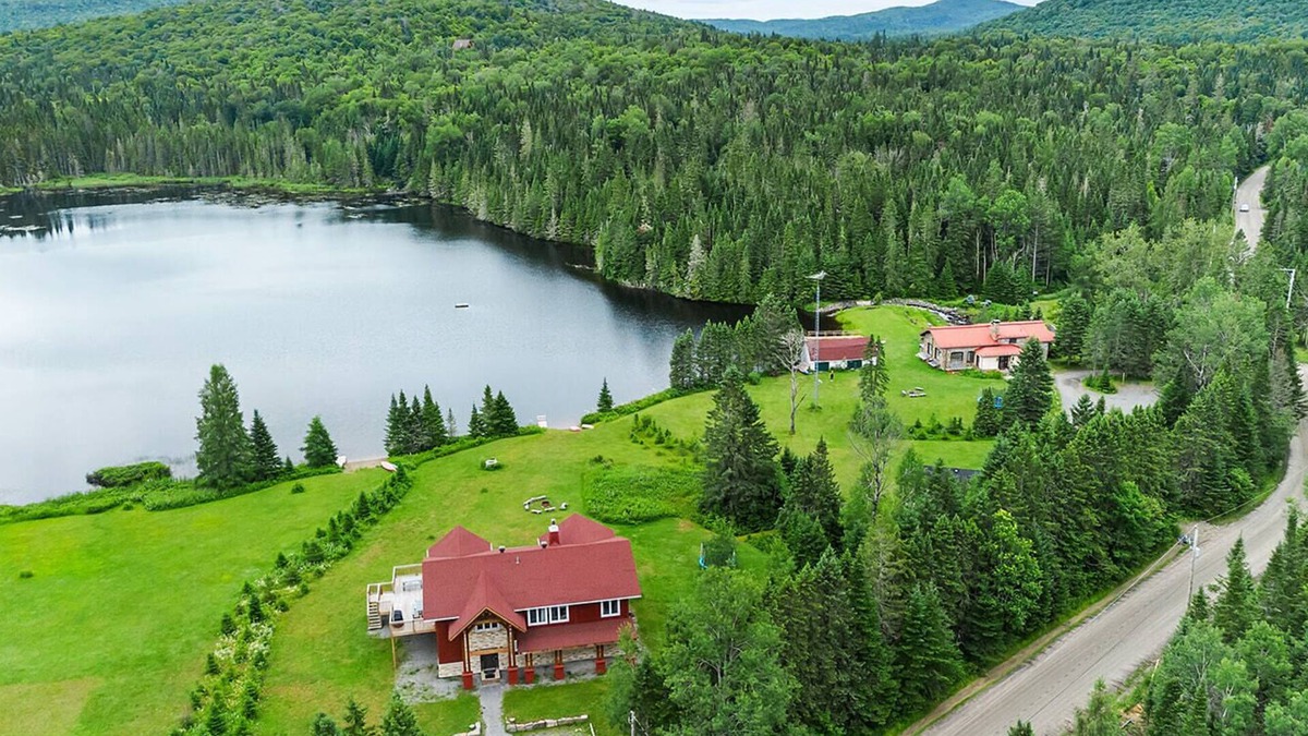 Val-des-Lacs Ski Chalet | Elegant Lake Front Chalet near Mont-Tremblant. SPA, pool table, BBQ, trampoline