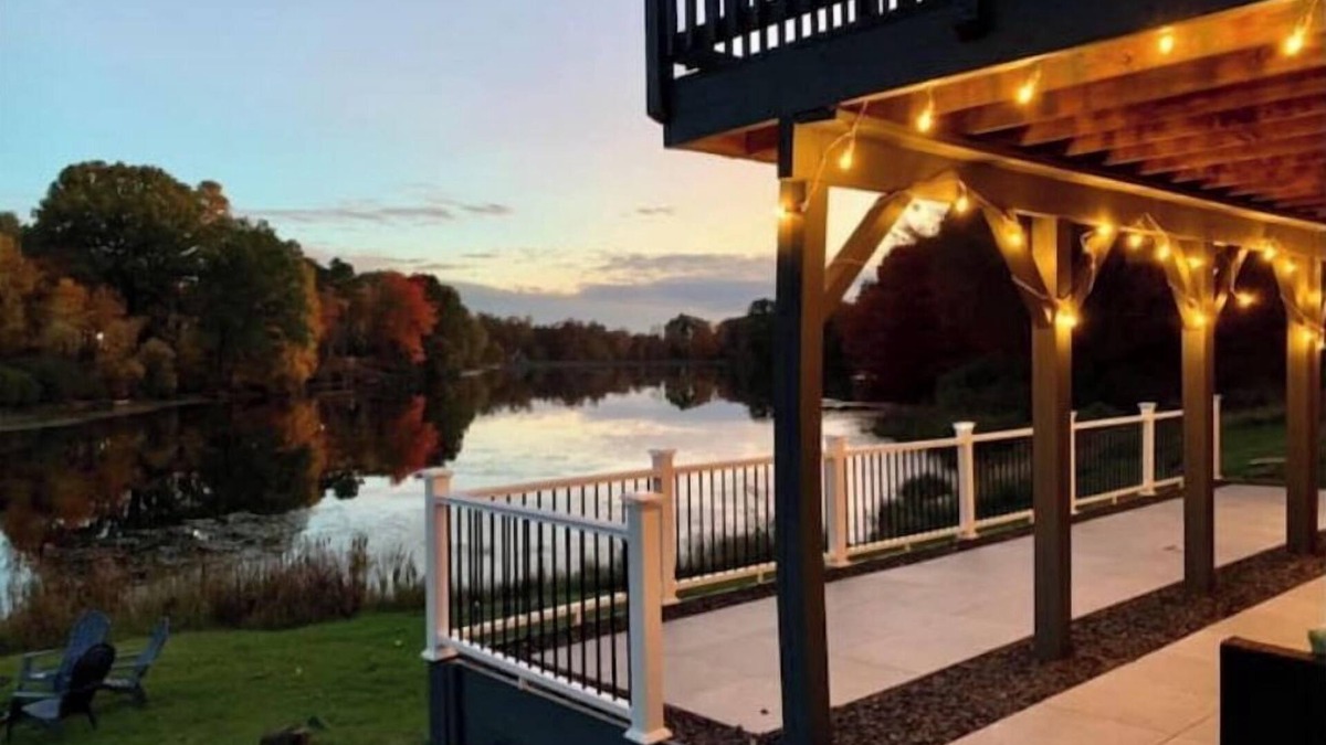 Bushkill House | ⭐️⭐️ Elegant Lakeside Getaway