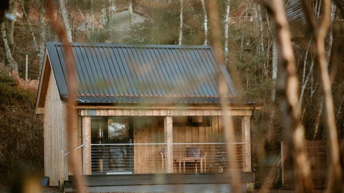 Whiteness Cabin | Elegant Little Wyvis Lodge - Sleeps 2
