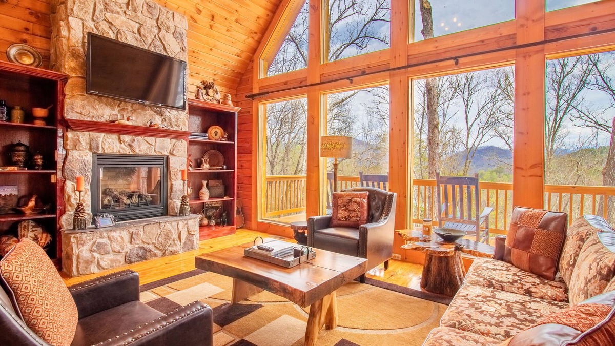 Cherokee Cabin | Elegant Log Cabin between Cherokee and Bryson City, hot tub & fire pit