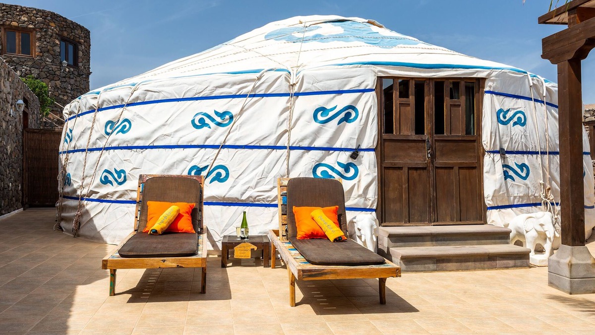Haria Apartment | Elegant Luxury Yurt, Paradise by the Beach, ideal for family/couple, private kitchen/lounge/shower r