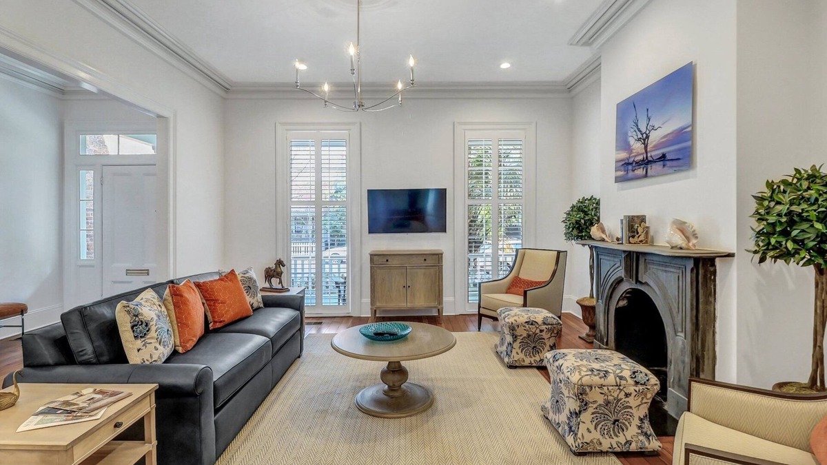 Savannah Victorian District House | Elegant Manor w/Parking and Large Courtyard by Lucky Savannah