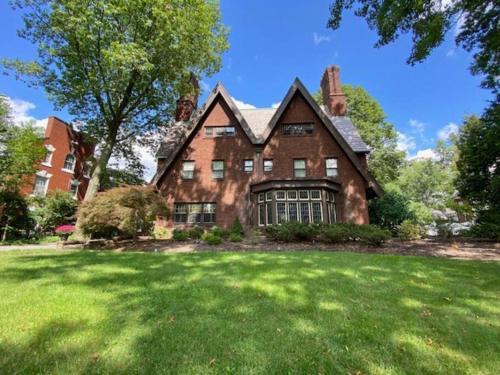 Cleveland Villa | Elegant Mansion-Sleeps 20-Minutes from Clinic & Downtown