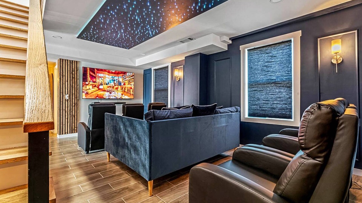 Washington Park House | Elegant Mini Mansion w/HotTub, Movie Theater, Bar & Yoga! Downtown, Sleeps 16nn