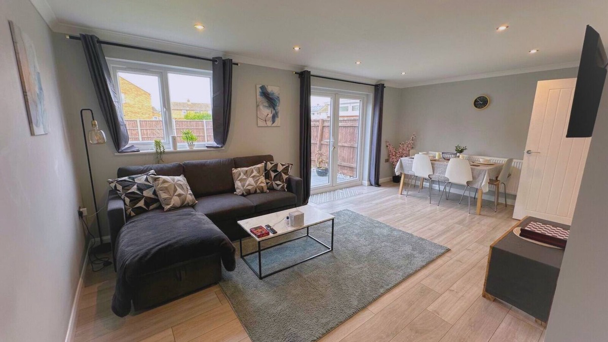 Swindon House | Elegant Modern 3 BR Home