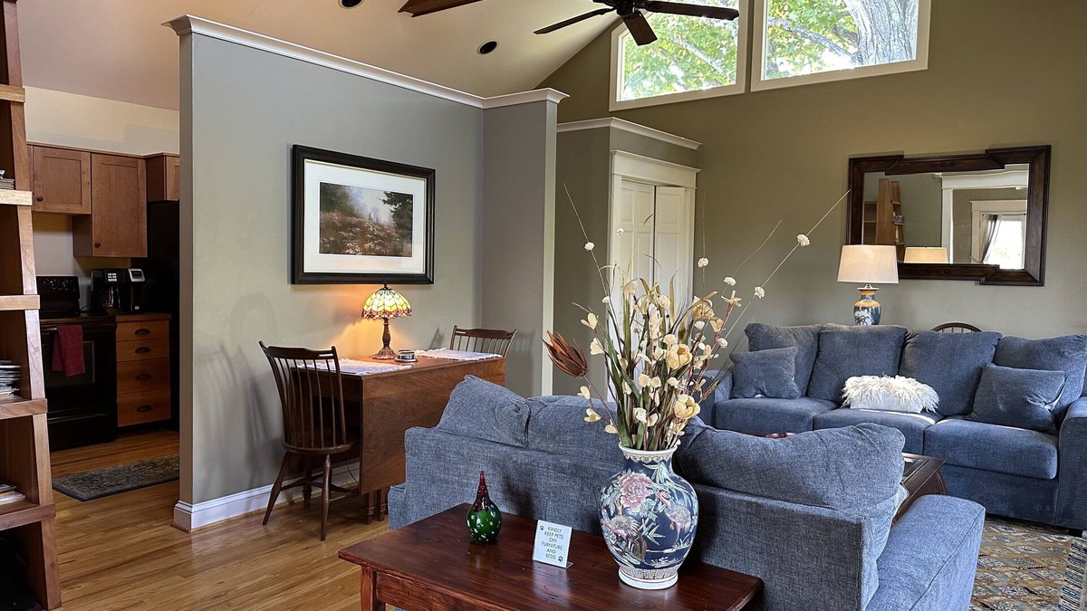 Lexington Apartment | Elegant & Modern Carriage House at Twin Maple Farm