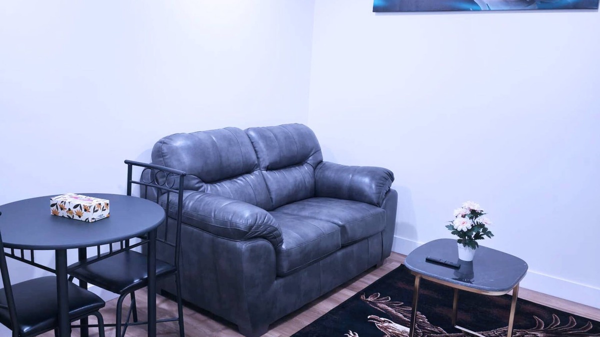 Regina House | Elegant Modern Suite with Free Parking near Parks, Malls & Transit