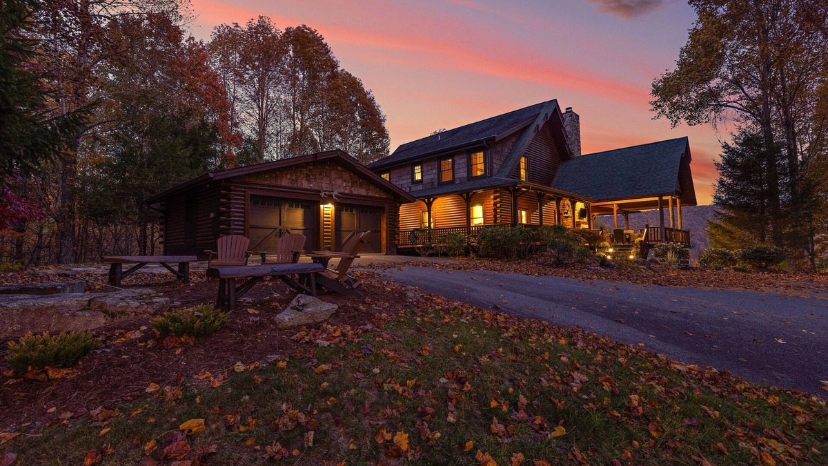 Boone Cabin | Elegant Mountain Lodge with Beautiful Sunsets