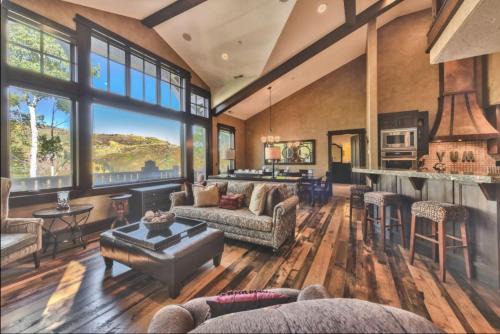 Empire Pass House | Elegant mountain retreat at Deer Valley, walk to skiing, private hot tub, mountain views