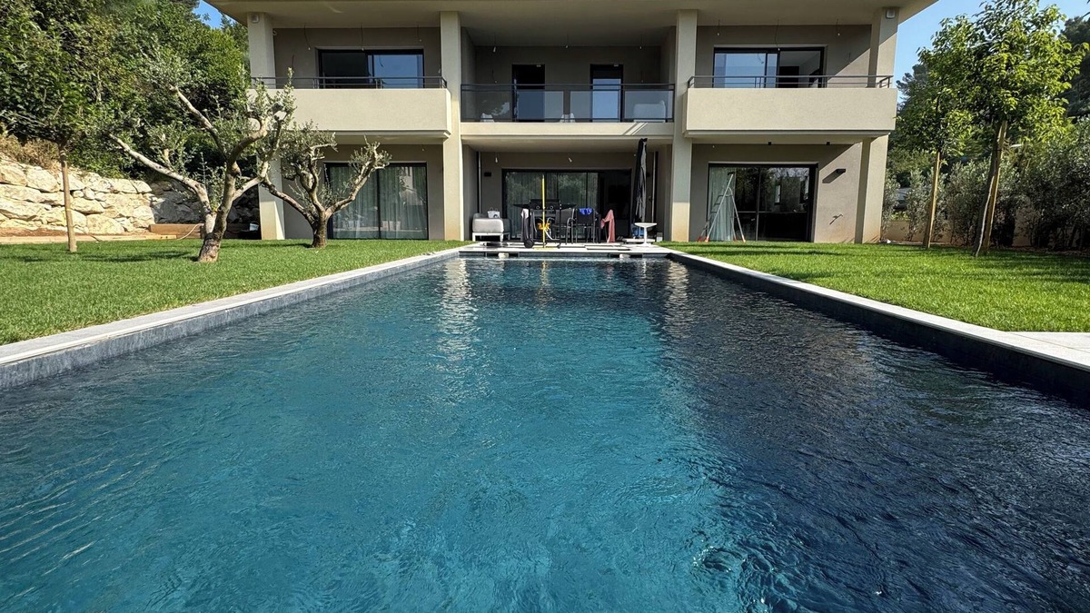 Nord Apartment | Elegant new 250 m² duplex with garden, swimming pool and spa, a stone's throw from the center of town