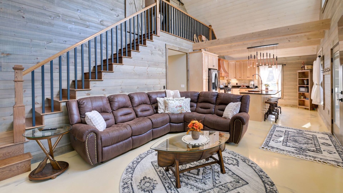 Newport Cabin | Elegant Newport Cabin w/Porch & Lake Access
