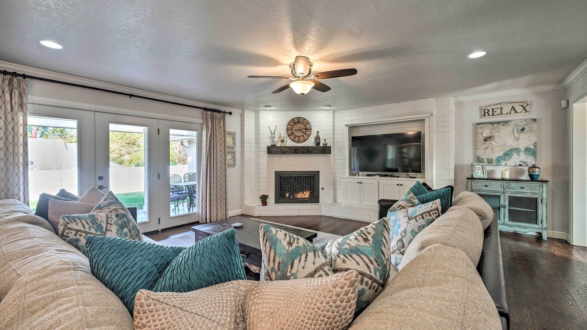 Oklahoma City House | Elegant NW Oklahoma City Home w/Spacious Yard