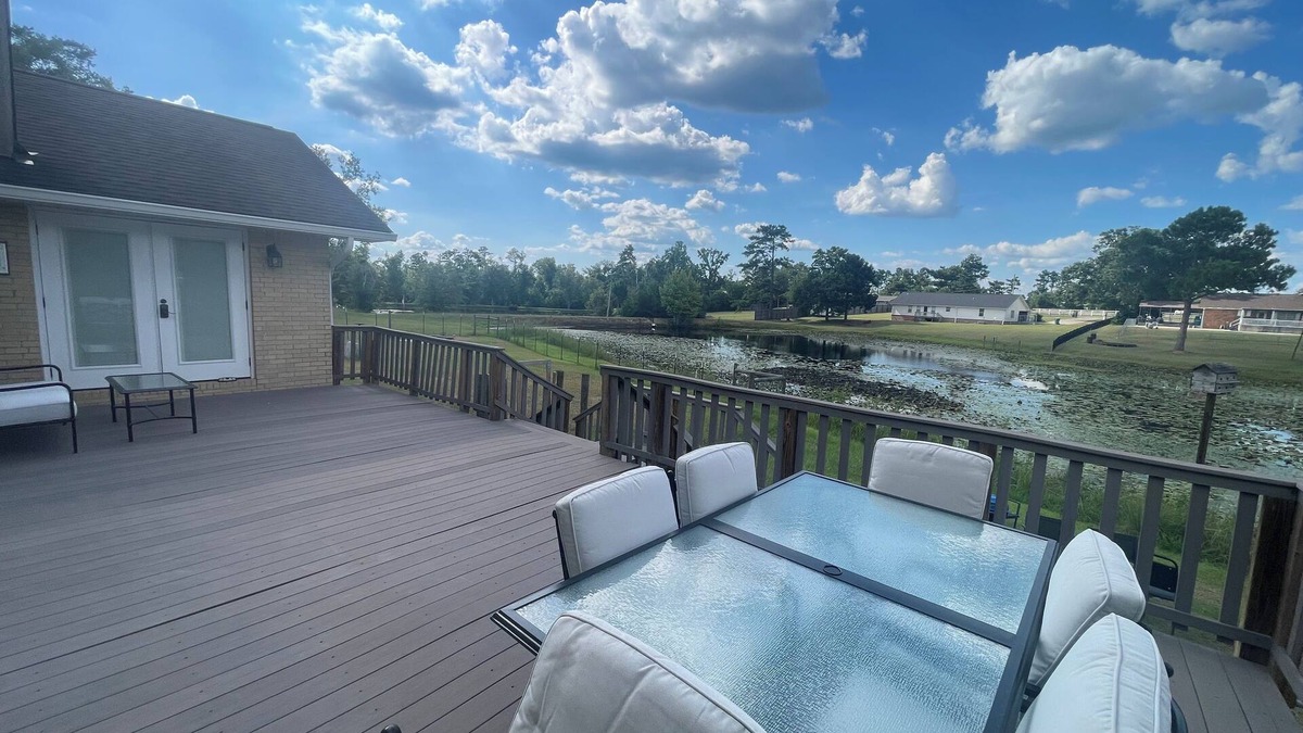 Marianna House | Elegant Peaceful Lakefront house in pleasant Marianna with WiFi, AC