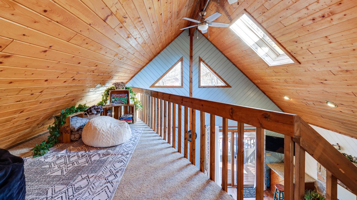 Hamlin Cabin | ELEGANT Poconos Cabin with Theater & Game Room!