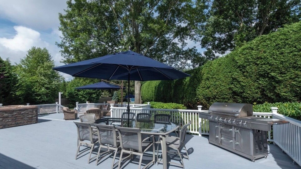 Syosset House | Elegant private resort style North Shore home