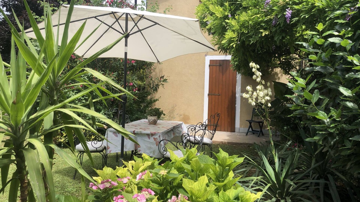 Moimacco House | Elegant rustic flower house with large garden