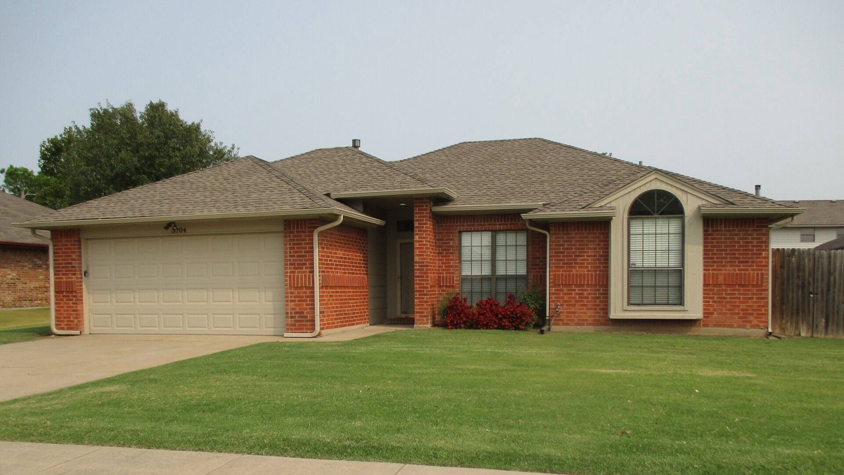 Moore House | ELEGANT REMODELED MOORE HOME 8 MILES TO OU & 15 MILES TO OKC BRICKTOWN