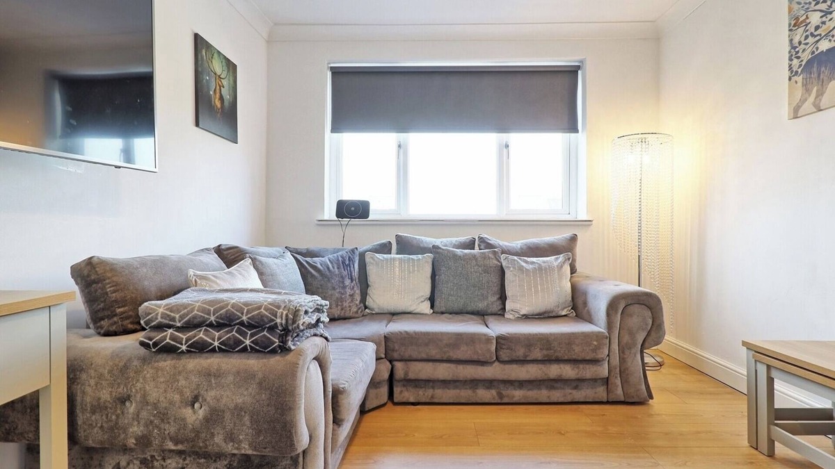 Rayleigh Apartment | Elegant Retreat near Station, Pet-Friendly