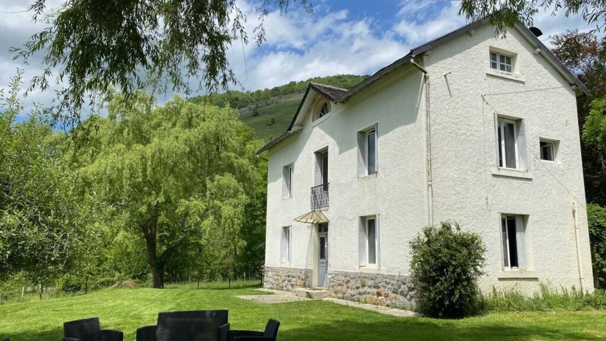 Issor Bed & Breakfast | Elegant retro cottage at the foot of the mountains, stove, WIFI, + view