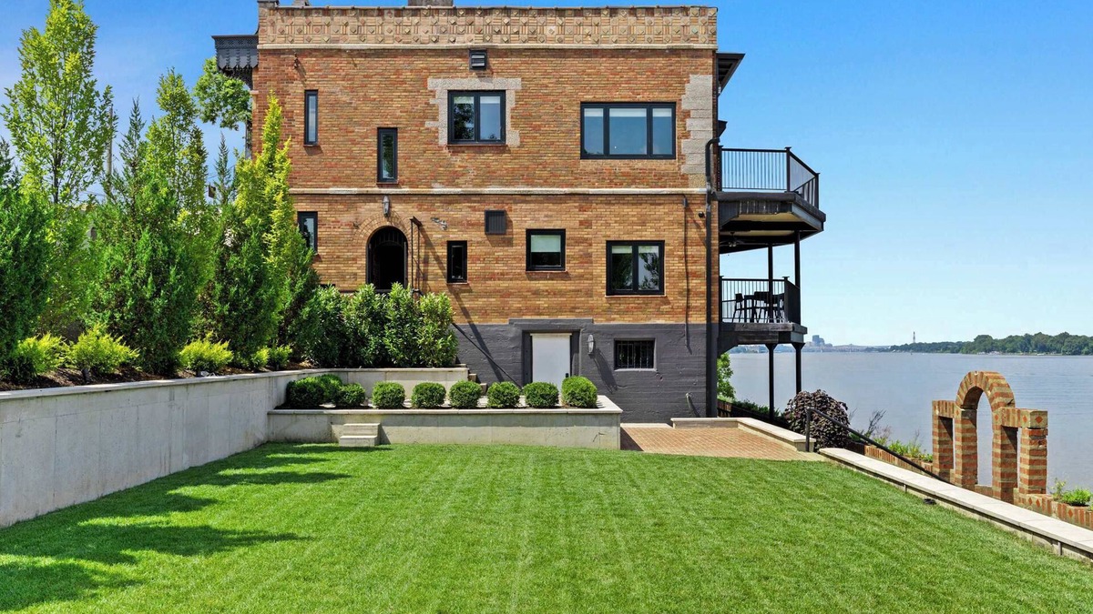 Louisville House | Elegant Riverside Escape | Historic Charm & Views