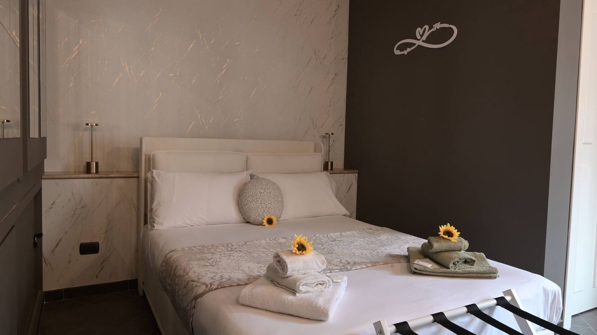 Ronciglione Apartment | Elegant room in Ronciglione in historic building with private bathroom