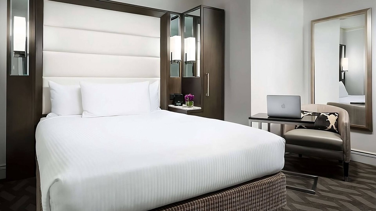 Downtown Boston Hotel | Elegant Room Near Boston Public Garden – 2 Minutes' Walk | Perfect for Couple